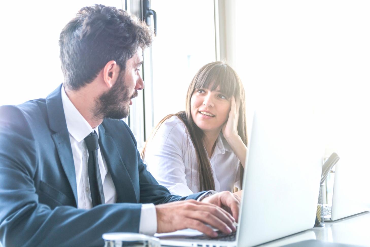 Echipă analizând date bugetare pe tablă digitală